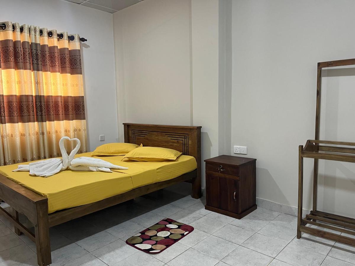 The Lake Round Guest House Kandy Luaran gambar