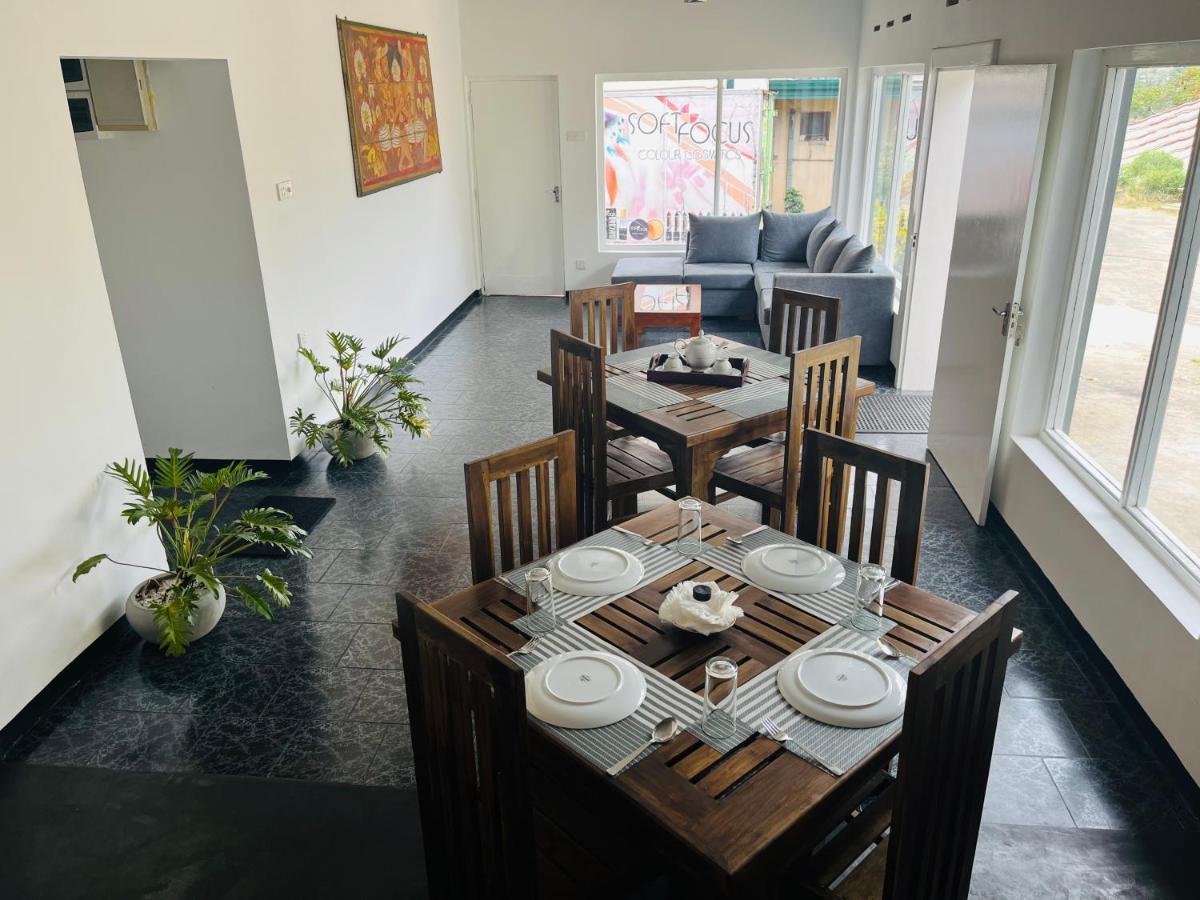 The Lake Round Guest House Kandy Luaran gambar