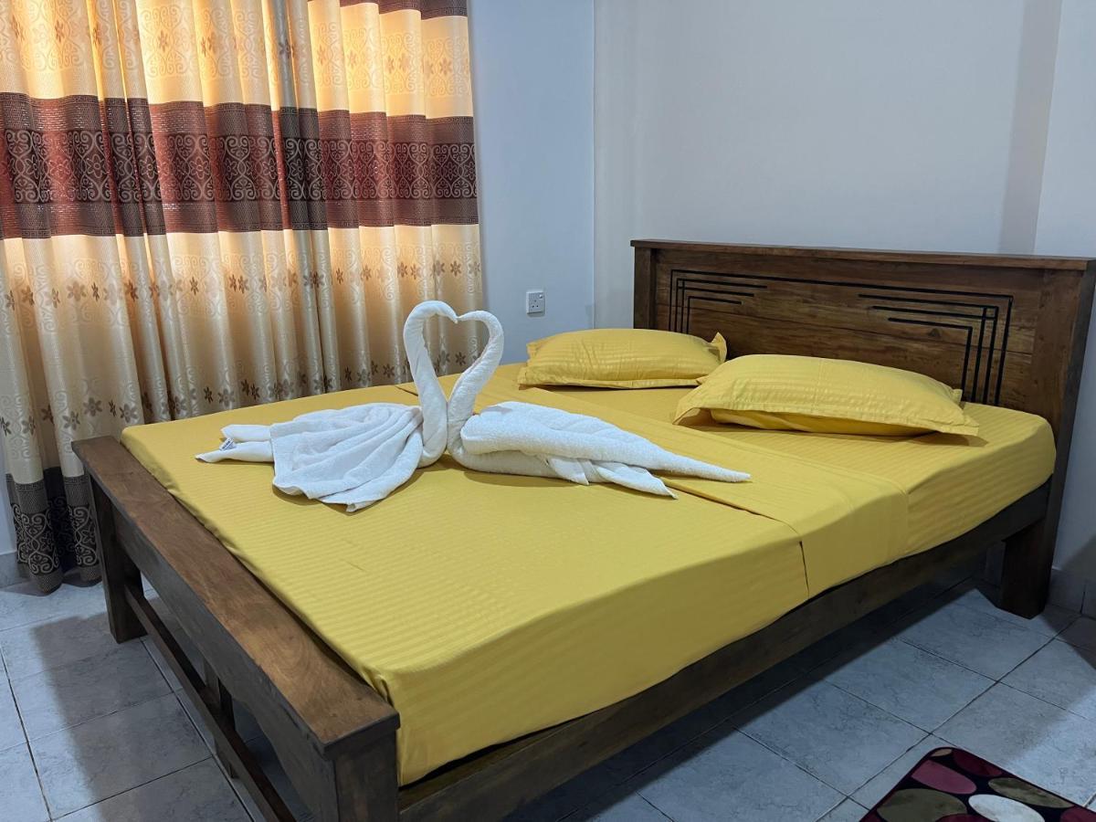 The Lake Round Guest House Kandy Luaran gambar