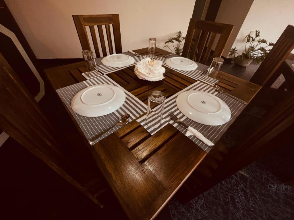 The Lake Round Guest House Kandy Luaran gambar