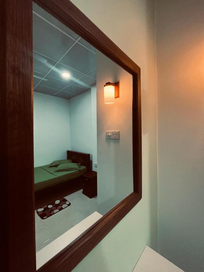 The Lake Round Guest House Kandy Luaran gambar