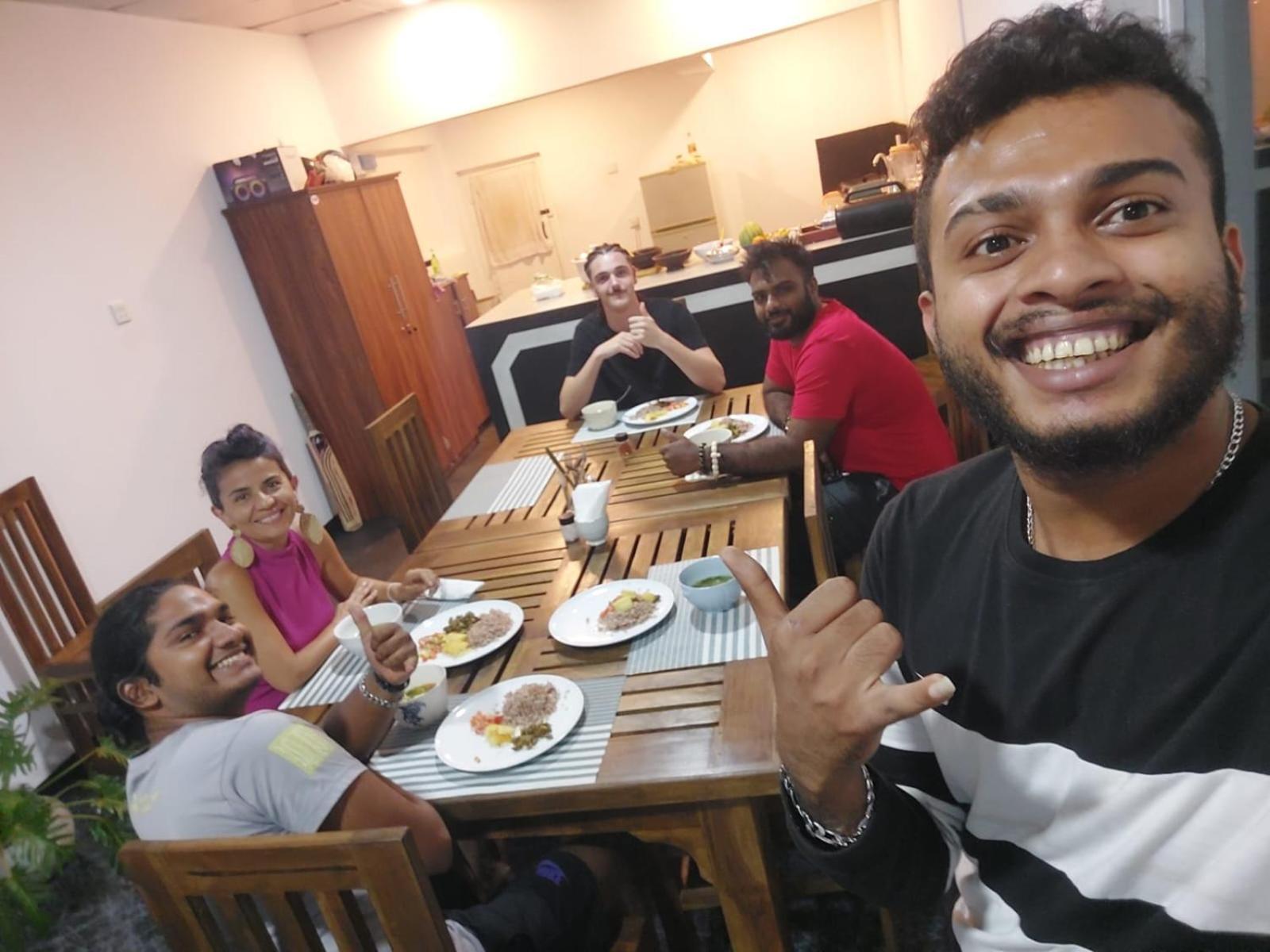 The Lake Round Guest House Kandy Luaran gambar